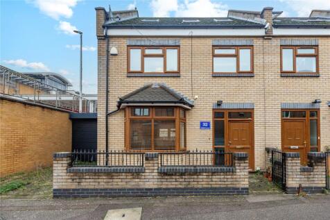 Robinia Crescent, London, E10