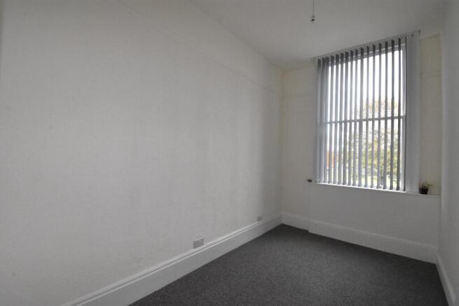 3 bed Flat to rent Image 6