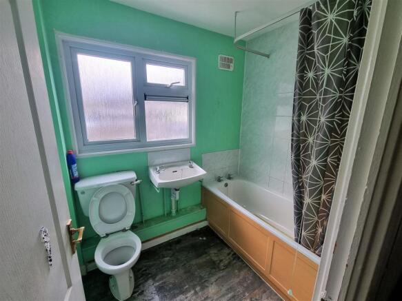 16 Easton Square - Bathroom.jpg