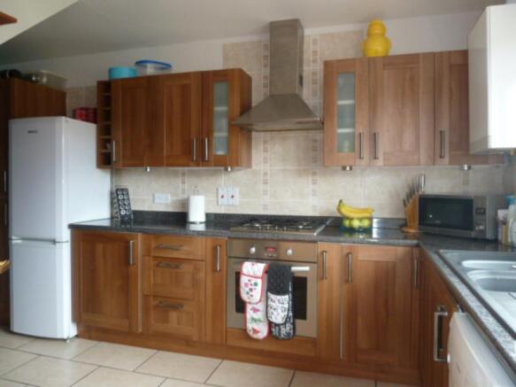 25 St Michaels Crescent − Kitchen 1