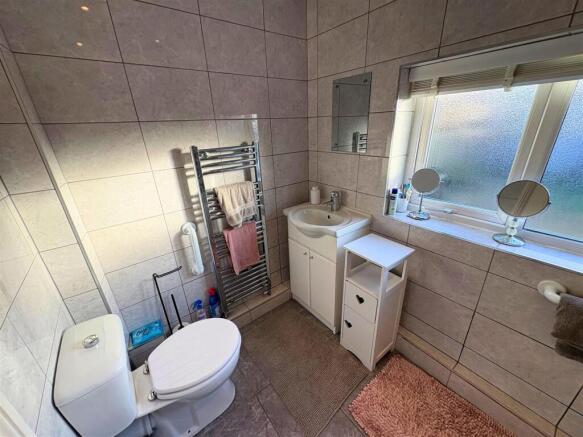 Bathroom c (edit).jpg