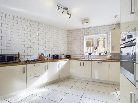 CAM01909G0-PR0165-STILL014