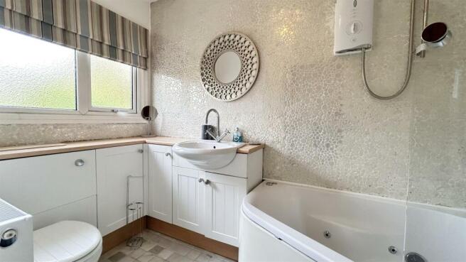 Bathroom 1.jpg