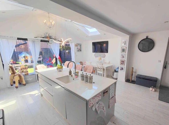 4 bed Semi-Detached for sale Image 8
