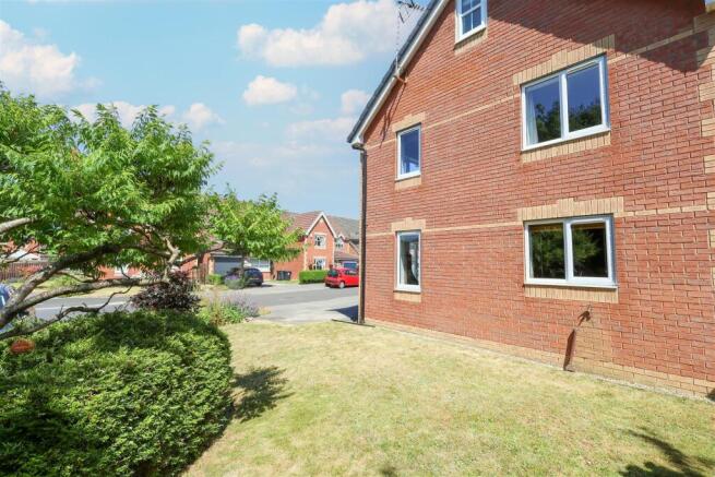 6 bed Detached for sale Image 8
