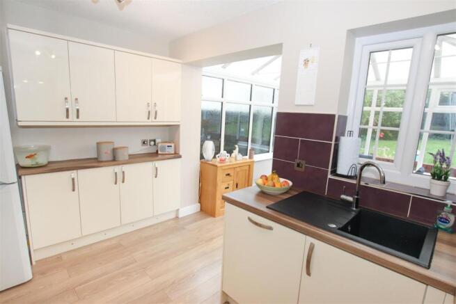 FITTED KITCHEN / DINER
