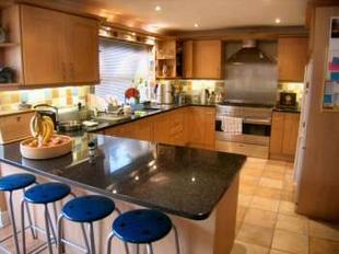OPEN-PLAN KITCHEN/ DINING ROOM