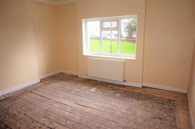 FRONT BEDROOM 1 :