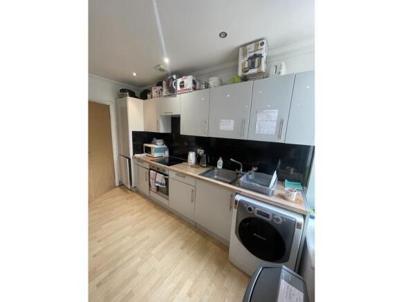 5 bedroom Flat for rent