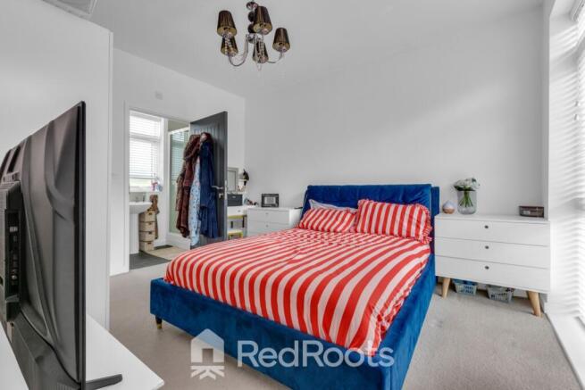 4 bed Detached for sale Image 11