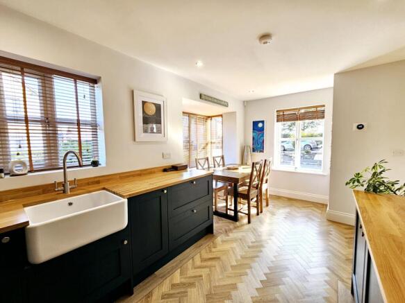 4 bed Detached for sale Image 6