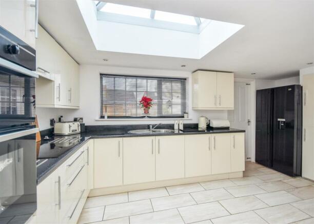 25 Ashenden Rise - Kitchen.jpg