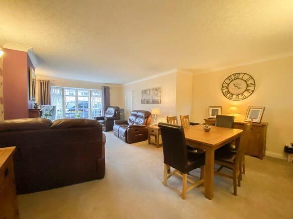 LIVING ROOM/DINER