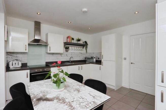 4 bed Semi-Detached for sale Image 4