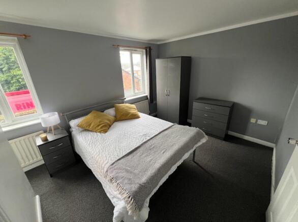 Bright, neatly presented double bedroom with ne...