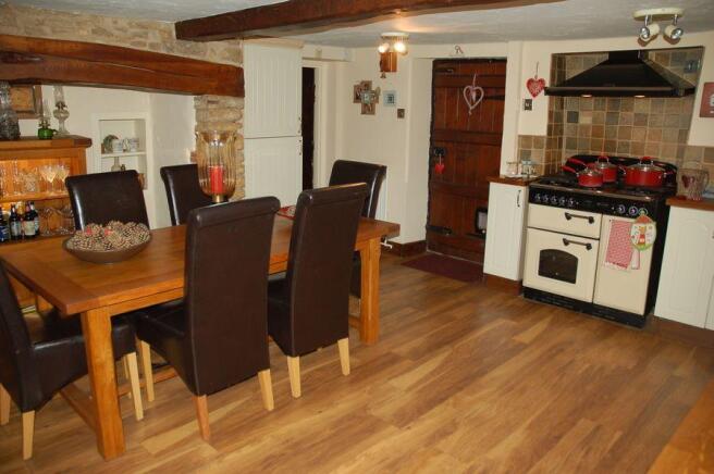 KITCHEN/DINING ROOM