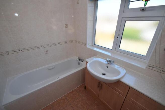 130 Langney Rise bath.JPG