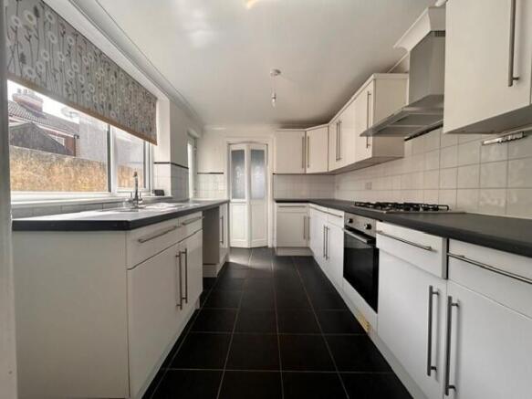 2 bed Terraced to rent Image 5