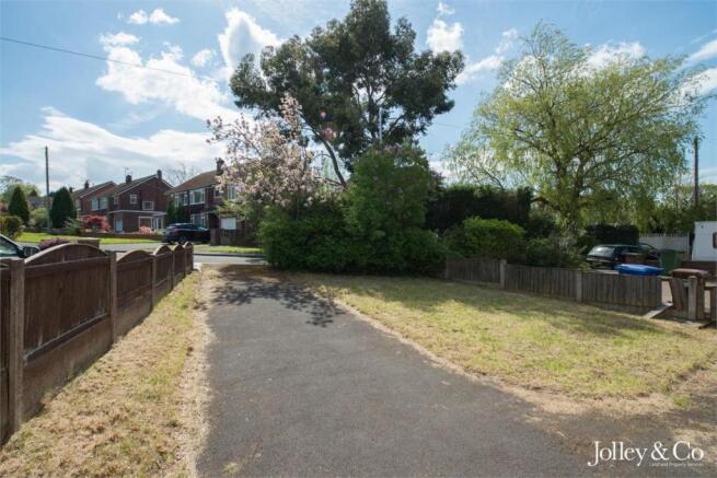 Front Garden & Driv