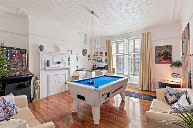 5 bed Flat for sale Image 10