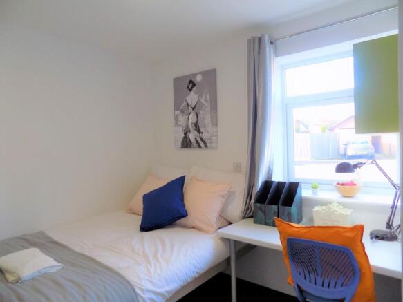 Bright, tidy single bedroom with a comfortable ...