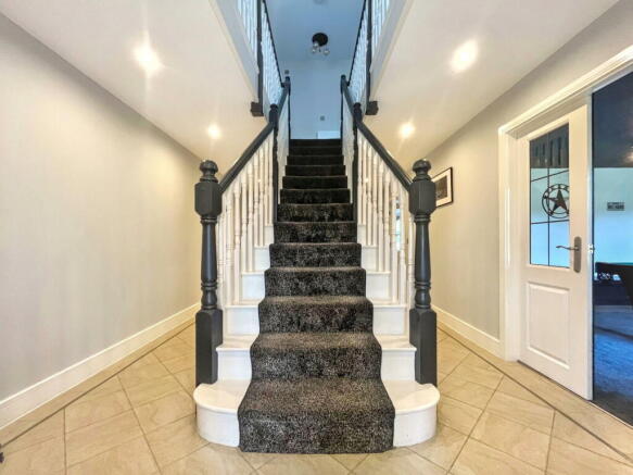 6 bed Detached for sale Image 4
