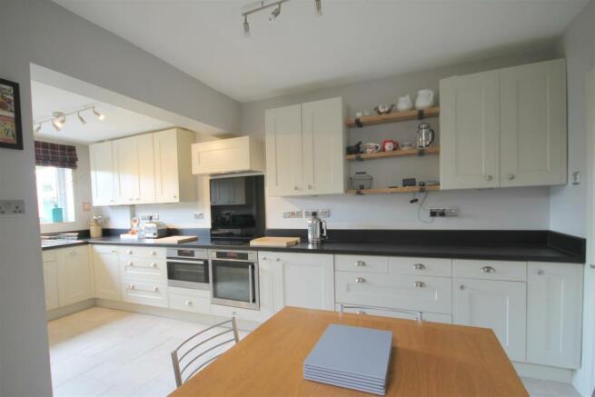 Kitchen 2.JPG