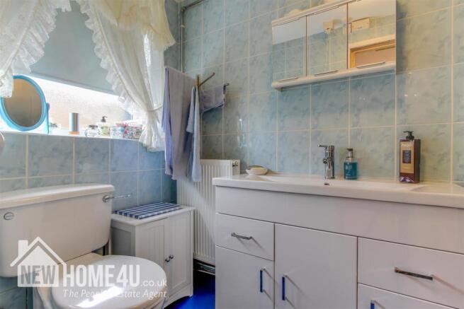 FAMILY BATHROOM: