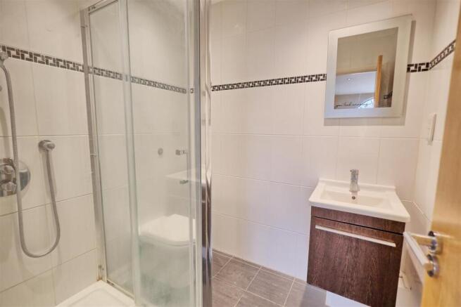 EN-SUITE SHOWER ROOM