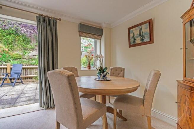 Sitting/dining room 