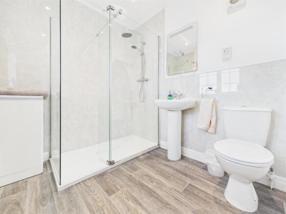 5 bed Detached for sale Image 6