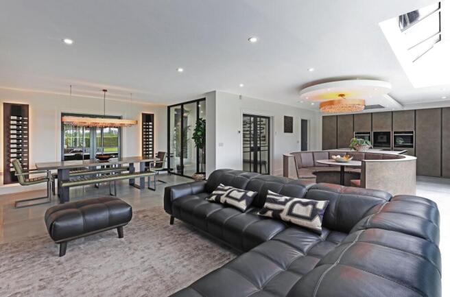6 bed Detached for sale Image 10