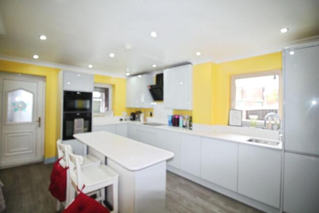 5 bed Semi-Detached for sale Image 5