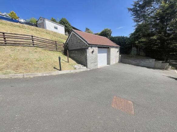 DoubleGarageDriveway