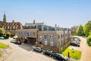 Flat 11, The Gatehouse, Syresham Gardens, Haywards Heath RH16 3UY