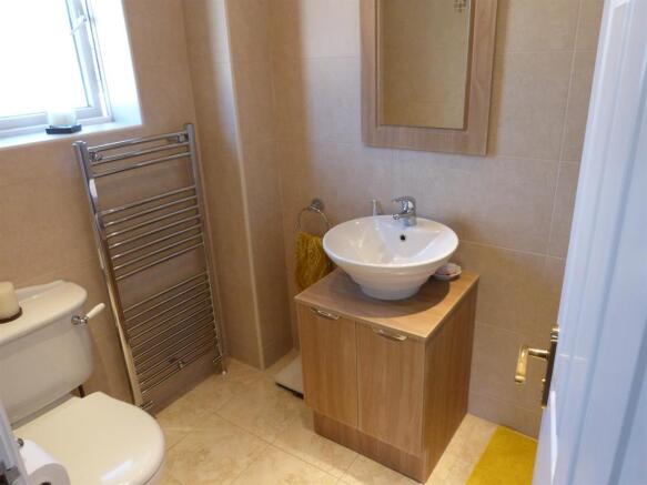 EN-SUITE SHOWER ROOM