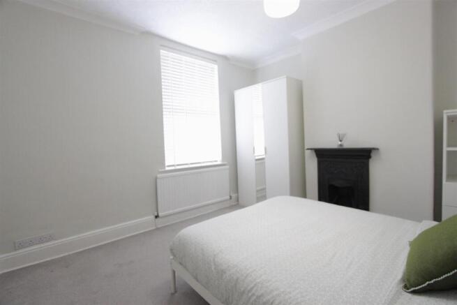 2 bed Terraced to rent Image 6