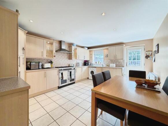 4 bed Town House for sale Image 4