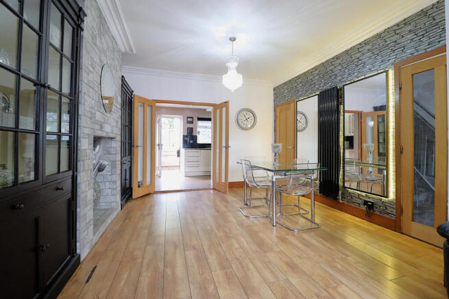 4 bed Town House for sale Image 5