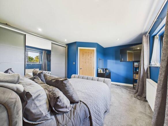4 bed Detached for sale Image 11