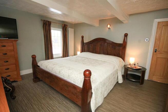 PRINCIPAL BEDROOM