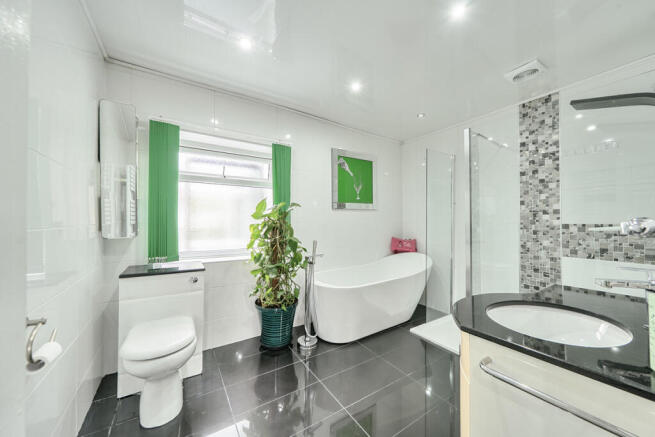 6 bed Detached Bungalow for sale Image 11