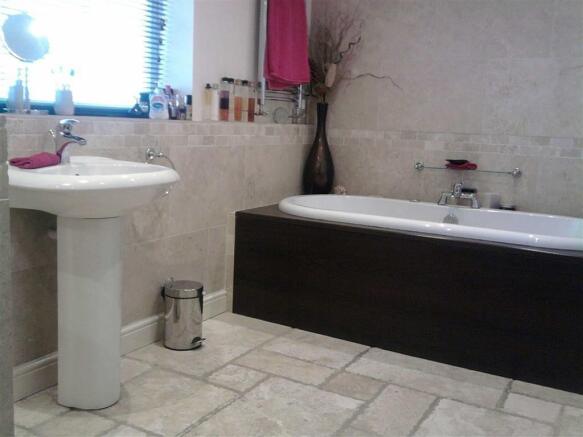 FAMILY BATHROOM/WC