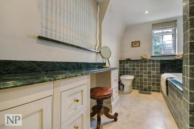 En Suite to Maste...