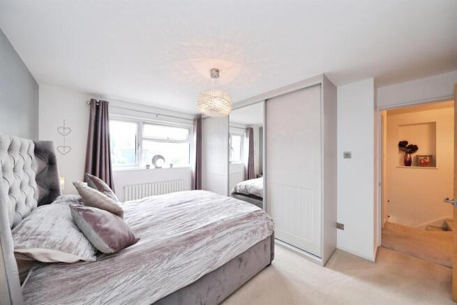 5 bed Detached for sale Image 12