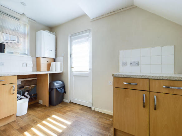 3 bed Semi-Detached to rent Image 8