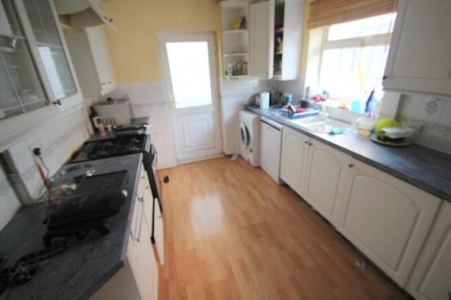 4 bed Semi-Detached to rent Image 4