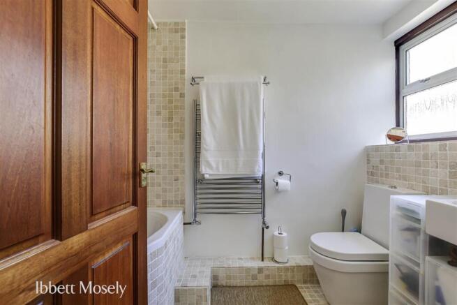 20 Bathroom.jpg