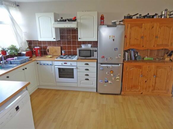 SPACIOUS DINING KITC