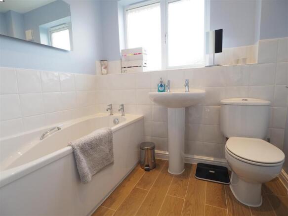Family Bathroom 063